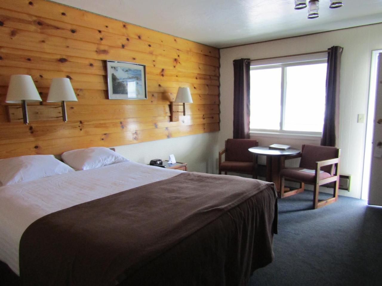 Captain'S Choice Motel Haines Exterior photo