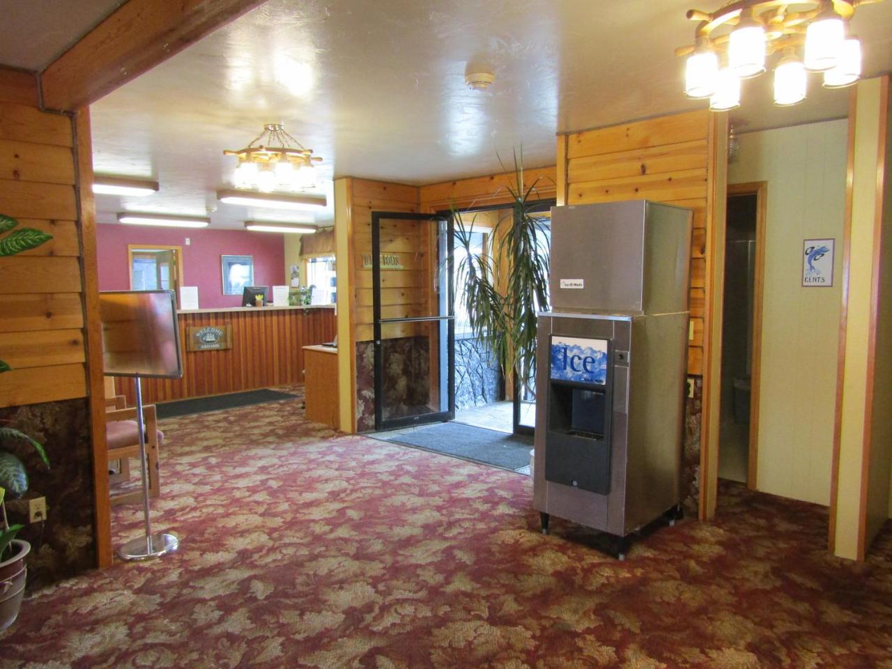 Captain'S Choice Motel Haines Exterior photo